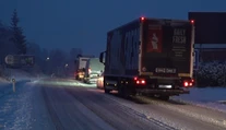 Kalamita na Gemeri. Na Soroške sa skrížili kamióny, v kolónach uviazli autá, autobusy aj posypové vozidlá