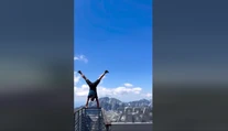 VIDEO: Risk alebo maximálna sebaistota? Mladík urobil stojku na vyhliadke Lomnického štítu