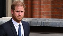 Po oznámení smutnej správy zrušil všetok svoj program. Princ Harry pricestoval za otcom do Veľkej Británie