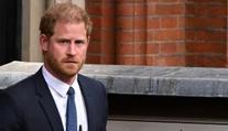 Po oznámení smutnej správy zrušil všetok svoj program. Princ Harry pricestoval za otcom do Veľkej Británie