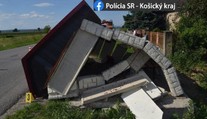 Na východe Slovenska vletelo auto do autobusovej zastávky, traja zranení