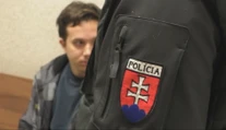Za mladícku nerozvážnosť mu hrozí 15 rokov. Dávid si vložil na účet falošné bankovky z internetu