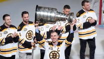 Zdeno Chára si pripomenul zisk Stanley Cupu. So spoluhráčmi spomínali na výnimočné chvíle