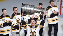 Zdeno Chára si pripomenul zisk Stanley Cupu. So spoluhráčmi spomínali na výnimočné chvíle