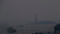 Východné pobrežie USA zahalil sivý opar. Spôsobili ho rozsiahle požiare