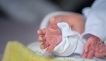 Žena sa rozhodla pre netradičný experiment. Bábätko pomenovala po droge, úrad to schválil