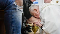 Pápež umyl nohy 12 mladistvým väzňom. Ježiš vie, čo máme v srdci, povedal im