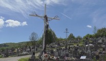 Netradičná socha Ježiša na cintoríne rozdelila dedinu. Niektorým prekáža, že je vyrobená z odpadu