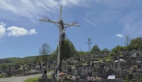 Netradičná socha Ježiša na cintoríne rozdelila dedinu. Niektorým prekáža, že je vyrobená z odpadu