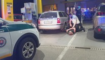 Večerná streľba v Rimavskej Sobote: Tri policajné autá naháňali 65-ročného vodiča
