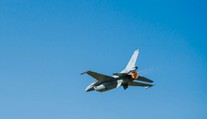 Stíhačka F-16 so slovenským pilotom uskutočnila prvý oficiálny let nad Slovenskom