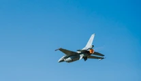 Stíhačka F-16 so slovenským pilotom uskutočnila prvý oficiálny let nad Slovenskom