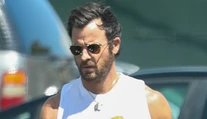 To je ale biceps. Jennifer Aniston má doma poriadny kus chlapa