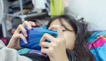 Tínedžerka z rodinného sporiaceho účtu minula 60-tisíc na hry na telefón. Ostalo na ňom 7 centov