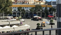 Gibraltár ako prvý na svete zaočkoval všetkých dospelých. Ľudia sa vracajú do normálu