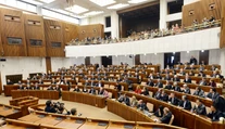 Vyše 16-hodinová debata o školstve a zdravotníctve nič nevyriešila