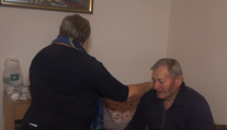 Dôchodcovia, ktorí opatrujú blízkych, už nebudú dostávať nižší príspevok oproti ostatným. Odmena sa dorovná