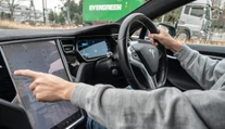 Pre útoky v Červenom mori meškajú súčiastky, jeden z výrobcov elektromobilov pozastavuje výrobu
