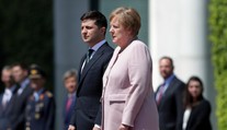 Merkelová dostala počas prijatia Zelenského triašku. Vraj to nebolo prvýkrát