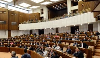 Ak niektorí z dnešných poslancov neuspeje vo voľbách, prilepší si o tisícky eur