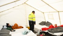 Pri požiari v osade v Stropkove vyhorelo deväť chatrčí. Pre takmer 50 ľudí zriadili stanové mestečko