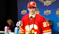 Mladý Slovák udivil zámorie a zostáva v NHL. Aj proti lepším súperom vyzerá výborne, chváli ho tréner Calgary