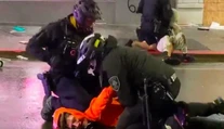 Zlez mu z krku, kričali ľudia na policajta. Použil chmat, ktorý zabil zatýkaného Georga Floyda