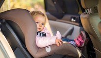 Taliani musia mať v autách výstražný systém. S týmto zariadením už rodičia nezabudnú dieťa v autosedačke