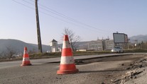Novinka pre vodičov: Poisťovňa preplatí opravu, ak ste si auto poškodili na výtlku
