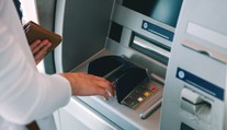 Tieto banky obmedzia služby. Odstavia platbu kartou aj výber z bankomatu