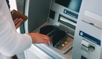 Tieto banky obmedzia služby. Odstavia platbu kartou aj výber z bankomatu