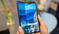 Skladateľný smartfón od Samsungu pod paľbou kritiky: Recenzenti hlásia problémy s displejom