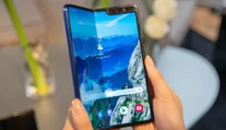 Skladateľný smartfón od Samsungu pod paľbou kritiky: Recenzenti hlásia problémy s displejom