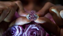 Vydražili najväčší ružový diamant v tvare slzy