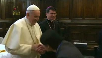 Video odhalilo, čo pápež nemá rád: Bozk na prsteň od veriacich