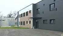 Detenčný ústav v Hronovciach má prvých klientov. Obec si naň postupne zvyká