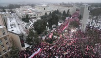 Proti krokom vlády protestovali vo Varšave desaťtisíce priaznivcov PiS