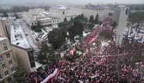 Proti krokom vlády protestovali vo Varšave desaťtisíce priaznivcov PiS