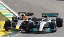 Nevrátil požičané. Verstappen odmietol príkaz tímu a nepomohol kolegovi z Red Bullu