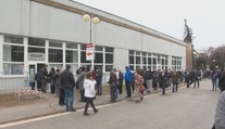 Útok pred vakcinačným centrom. Dlhé čakanie v rade na očkovanie vyústilo až do strkania