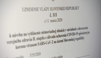 Na Slovensku stále platí mimoriadna situácia. Doteraz sa nenašla vôľa na jej zrušenie