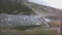 VIDEO: Takmer prázdne Skalnaté pleso sa zrazu vylievalo z brehov
