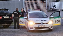 FOTO: Sabinovčana, ktorý autom vrazil do davu ľudí, priviezli v putách na prehliadku auta