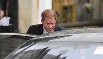Princ Harry ihneď po korunovácii odišiel späť do USA. Jeho syn Archie v sobotu oslavoval narodeniny
