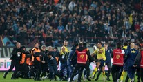 VIDEO: Najprv oslavy, potom hromadná bitka. Fanúšikovia napadli hráčov v elitnej európskej lige