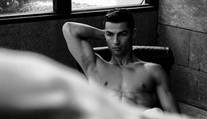 Cristiano Ronaldo dole bez. Pýchu mu zakrýva len cudzia ruka