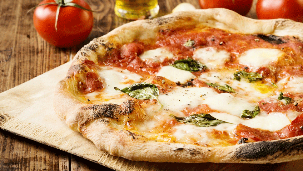 Pripravte si chutné pizzové cesto len z dvoch základných ingrediencií. Droždie nebudete potrebovať