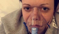 Nastriekala si samoopaľovací sprej, podľa lekárov má šťastie, že žije