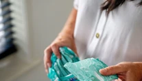 Tisíce Sloveniek si nemôžu dovoliť základnú hygienickú pomôcku. Ako to riešia jednotlivé kraje?