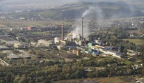 Fabrika na spracovanie dreva je opäť v kríze. Znižuje platy a prepúšťa zamestnancov